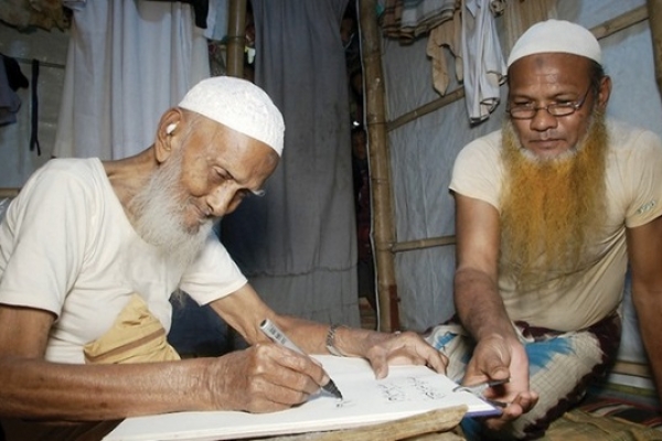  ১০৮ বছর বয়সেও ফজরের নামাজ পড়ে দিন শুরু করেন মোহাম্মদ এরশাদ