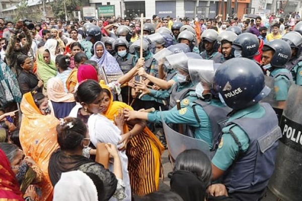 চার মাসের বকেয়া বেতন পরিশোধের দাবিতে তেজগাঁওয়ে বিক্ষোভ পোশাকশ্রমিকদের