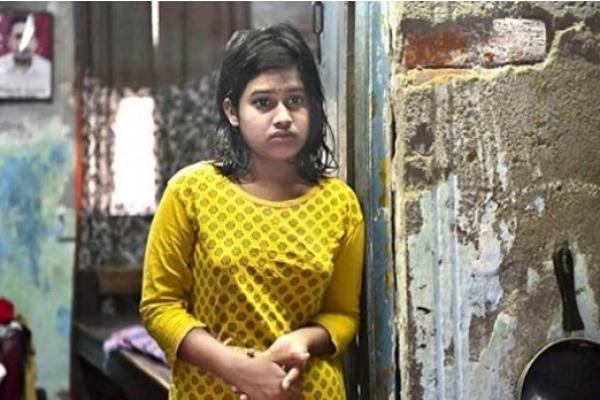 পর পর মারা গেল বাবা-মা দুইজনেই, কাঁদছে অসহায় কিশোরী