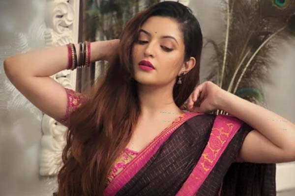 পরীমনির পক্ষে লড়তে আদালতে আইনজীবীদের প্রতিযোগিতা