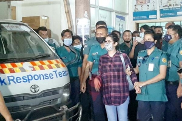 অ্যাম্বুলেন্সে করে আদালতে নেওয়া হলো পরীমনিকে