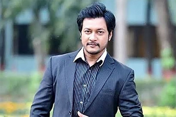 র‌্যাব সদরদপ্তর থেকে বের হলেন ইমন