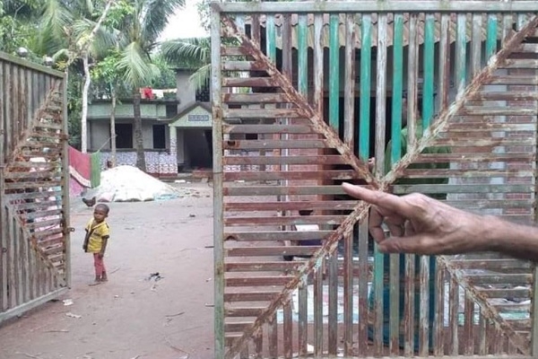 তাহাজ্জুদের নামাজ পড়তে অজু করার জন্য উঠে দেখলেন দরজার সামনে ডাকাতের দল!