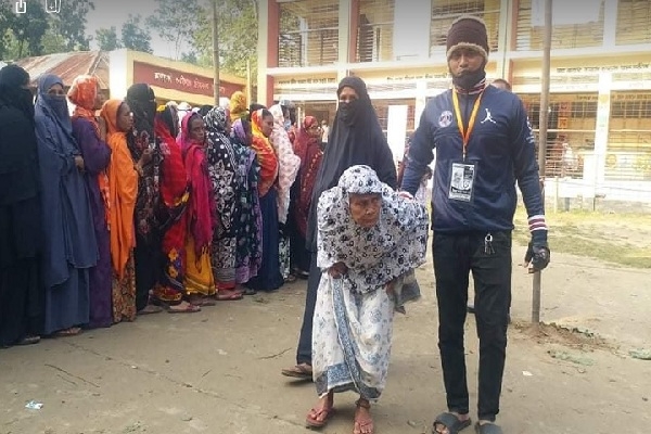 নাতীর হাত ধরে ভোট কেন্দ্রে ৯৯ বছর বয়সী শ্যামলা খাতুন