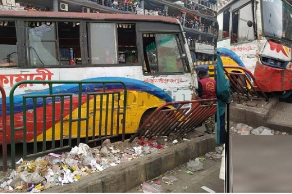  নিয়ন্ত্রণ হারিয়ে ডিভাইডারের উপরে বাস, পথচারী নিহত