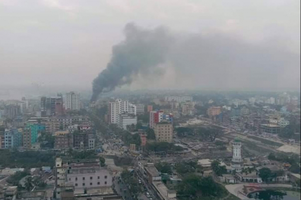 নারায়ণগঞ্জে গোডাউনে ভয়াবহ আগুন, নিয়ন্ত্রণে চেষ্টা চালাচ্ছে ১০টি ইউনিট