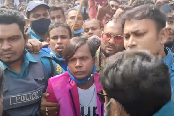 এফডিসির গেটে ঘিরে ধরলো জনতার ভিড়, পুলিশের লাঠিচার্জে রক্ষা পেলেন হিরো আলম