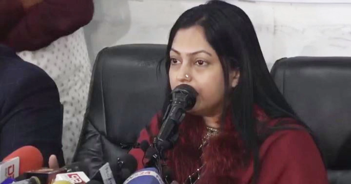 নিপুণ গাড়ি থেকে নামার সময় কয়েকজন লোক এসে হুমকি দেওয়ার অভিযোগ