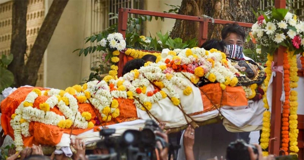 চোখে সেই কালো চশমা, শেষ যাত্রাতেও বাপ্পি লাহিড়ীর রাজকীয় সত্তা বিরাজমান