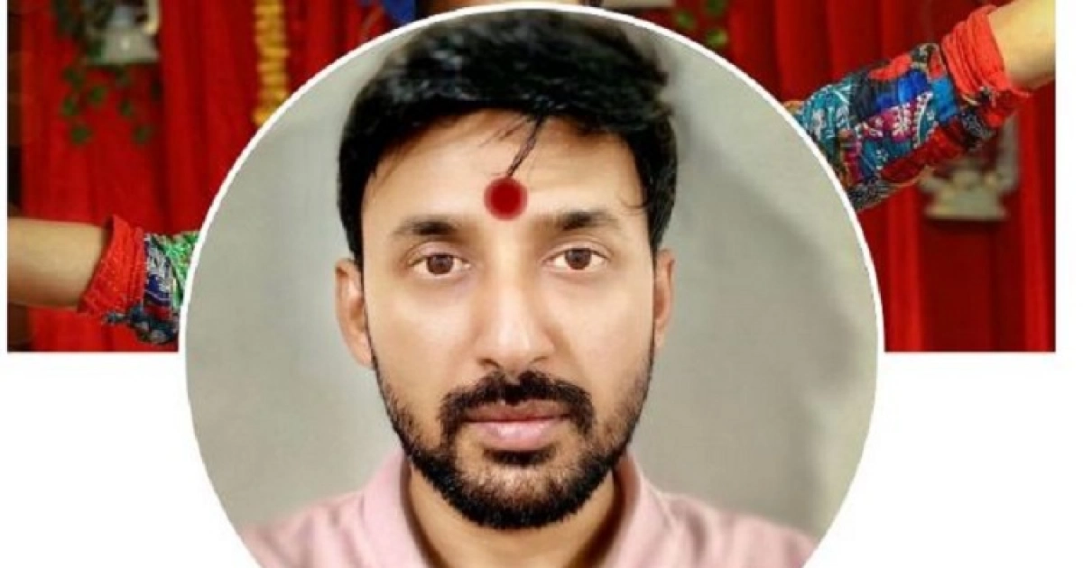 এবার কপালে 'লাল টিপ' দিয়ে অভিনেতা মনোজের প্রতিবাদ