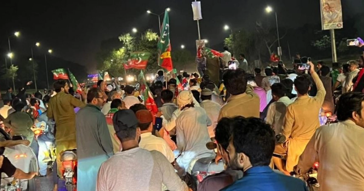 ইমরান খানের ডাকে রাস্তায় নেমে বিক্ষোভে উত্তাল পাকিস্তান