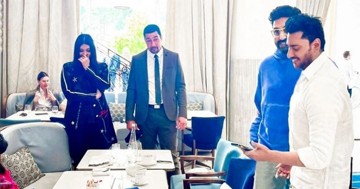 মুখে হাত দিয়ে দাঁড়িয়ে হাসছেন ঐশ্বরিয়া! কারণ কী?