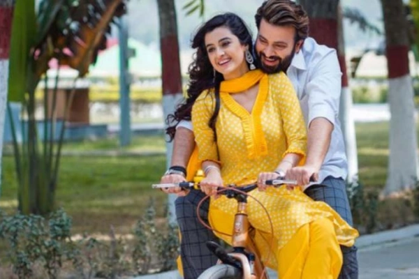 খোলামেলা পোশাকে রাতের ঘুম কাড়লেন শাকিবের নায়িকা