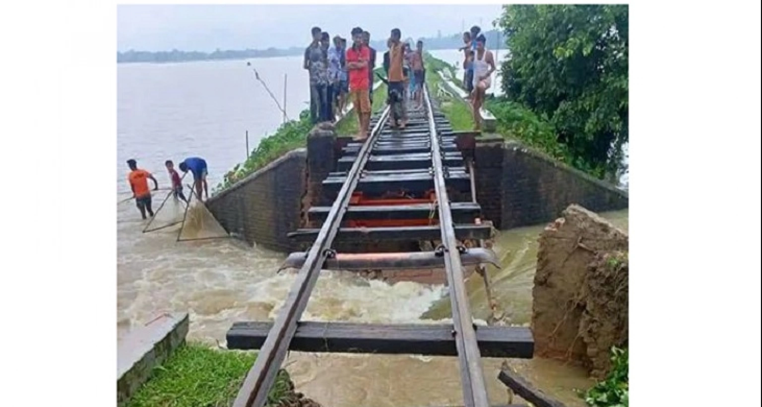 ভেঙ্গে গেছে ব্রিজ, মোহনগঞ্জের সঙ্গে ঢাকার রেল যোগাযোগ বিছিন্ন