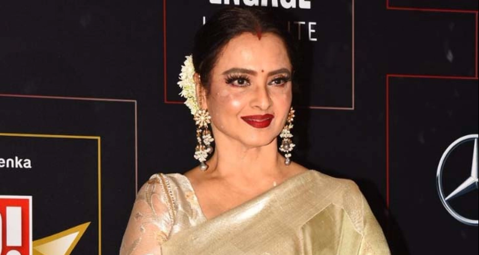 সেই কারণেই আজও বিলাসবহুল জীবন কাটাতে পারেন রেখা