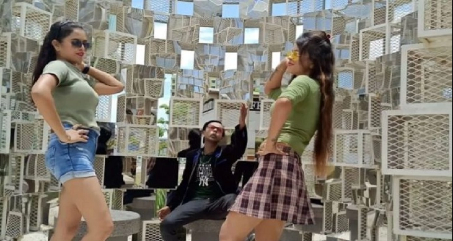 বাংলাদেশ থেকে এবার কলকাতায় হিরো আলম 
