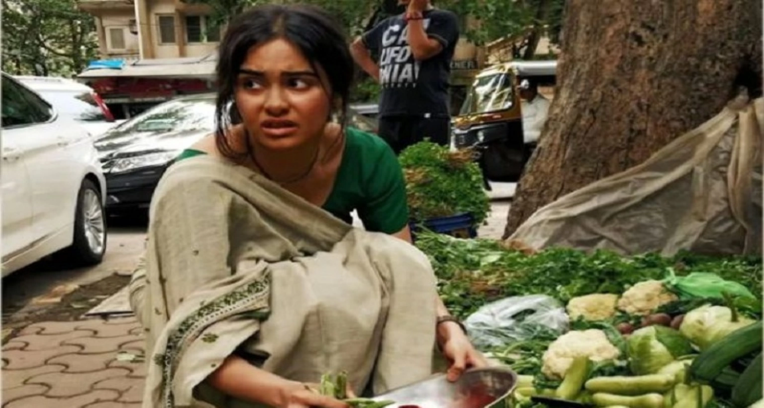 কী হল অভিনেত্রী আদা শর্মার? রাস্তায় বসে সবজি বিক্রি!