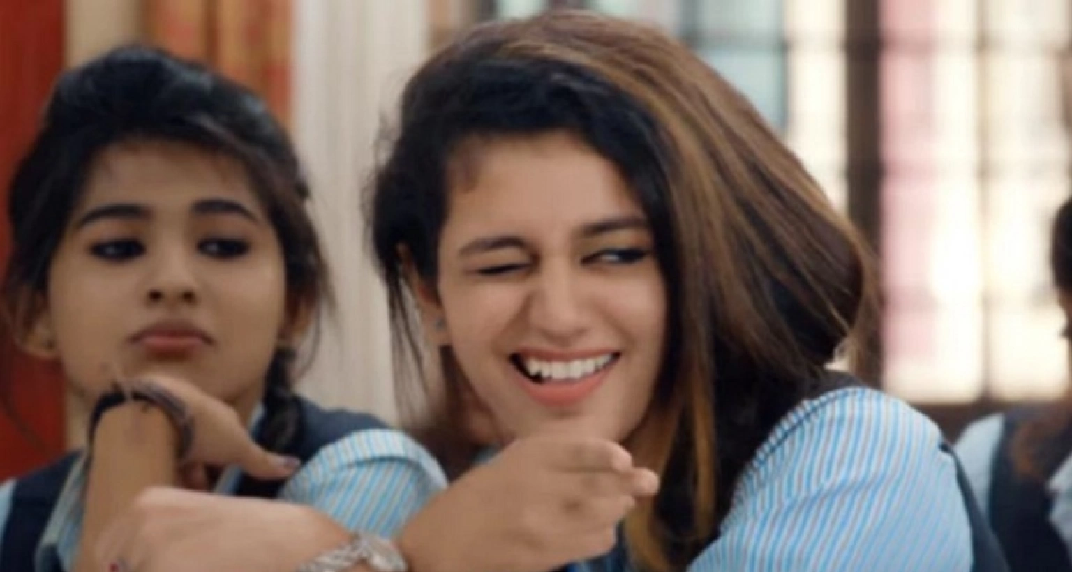 চোখ মেরে না, এবার যা করে কাবু করলেন প্রিয়া প্রকাশ