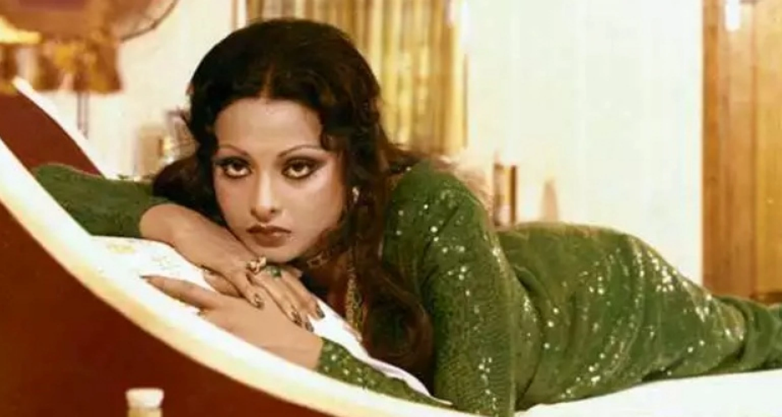 সেই ঘটনায় শ্যুটিং ছেড়ে কাঁদতে কাঁদতে বেরিয়ে যান রেখা