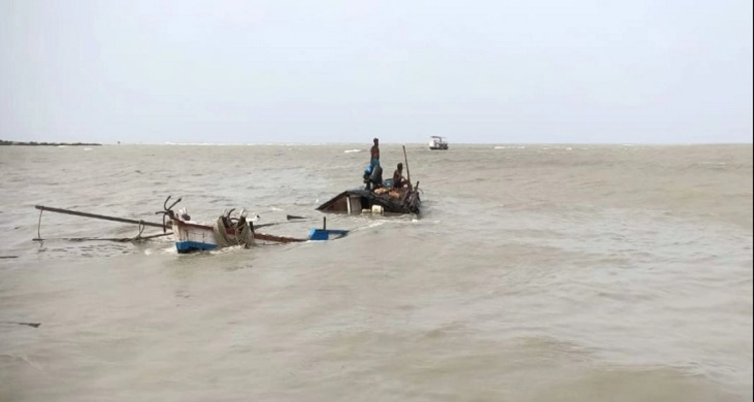 নিম্নচাপের প্রভাবে বঙ্গোপসাগরে ১০ ট্রলারডুবি, ৩০ জেলে নিখোঁজ