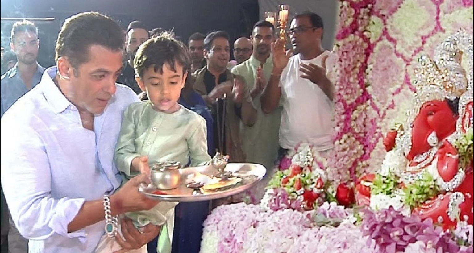 গণেশ পুজায় ফুরফুরে মেজাজে আরতি করলেন সালমান