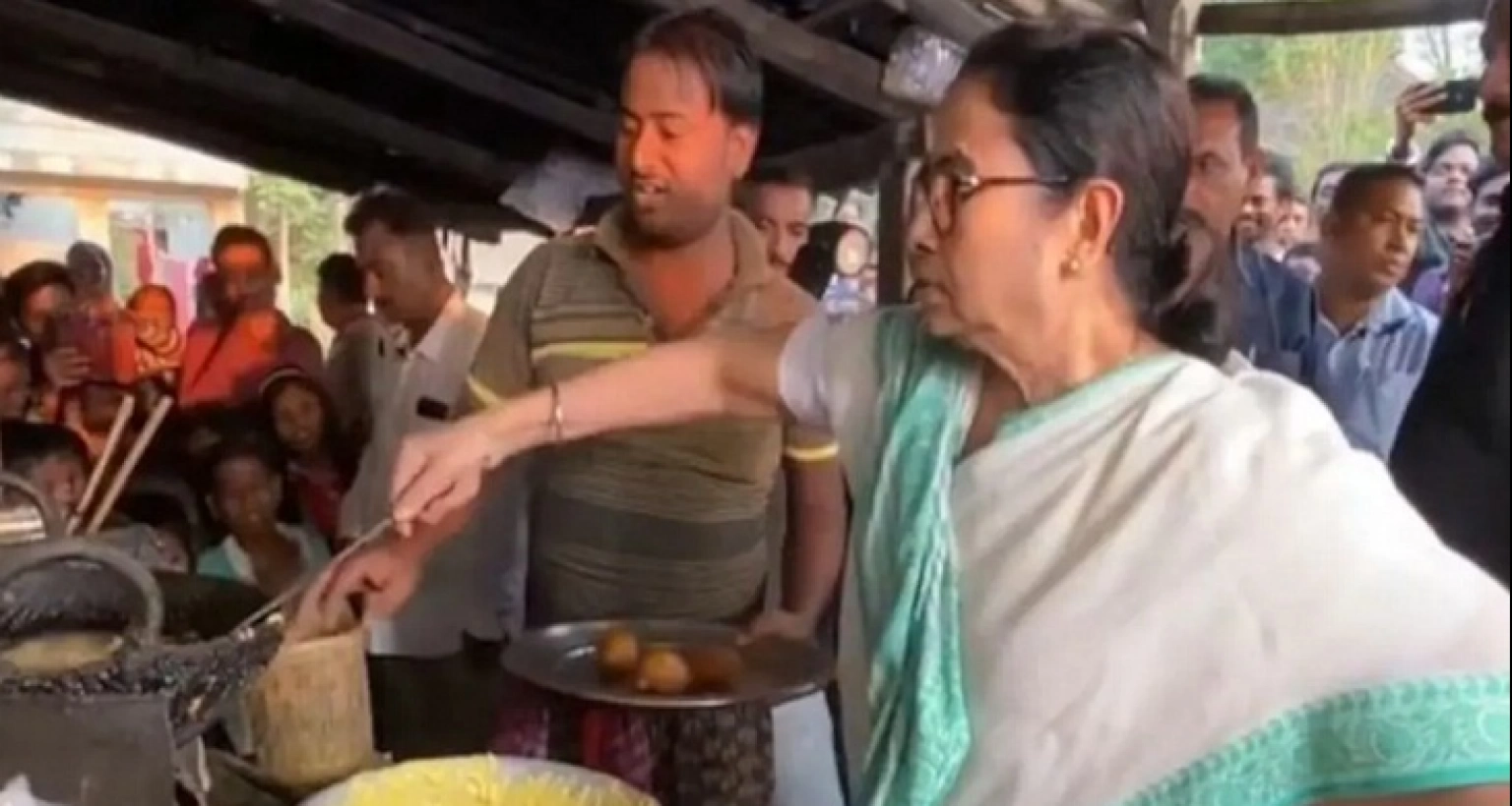রাস্তার ধারে গাড়ি থামিয়ে চপ ভাজলেন মমতা ব্যানার্জী