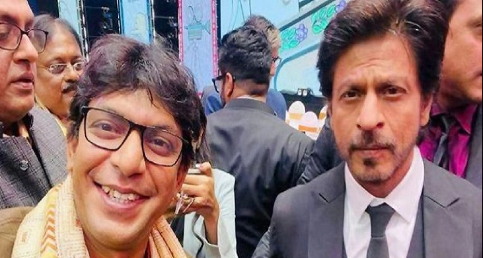 চঞ্চল চৌধুরীকে দেখা গেছে বলিউড বাদশা শাহরুখের সঙ্গে