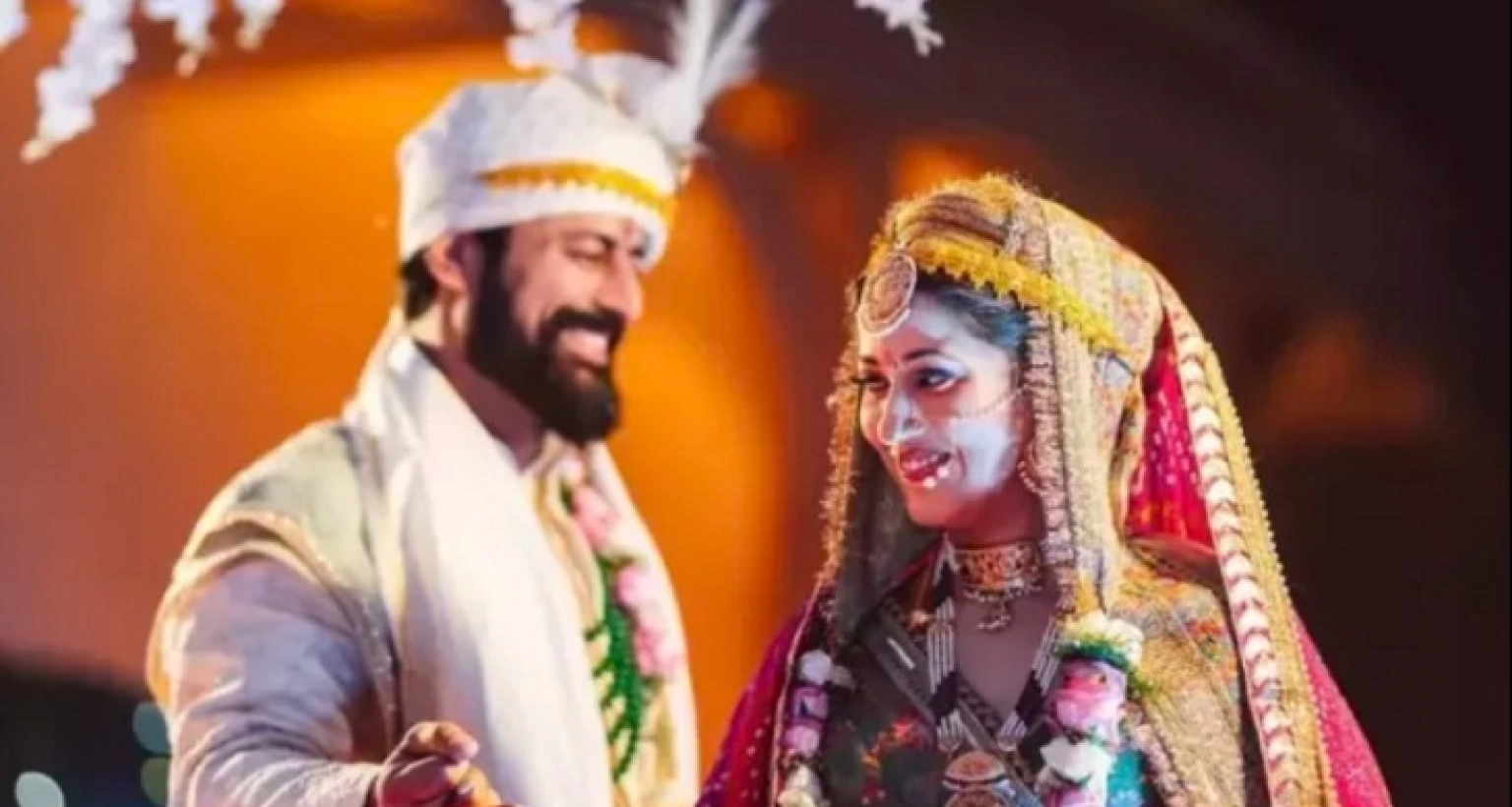 বর্ষপূর্তির আগেই ঘর ভাঙল, বিয়ের ছবি মুছলেন বলিউড নায়ক