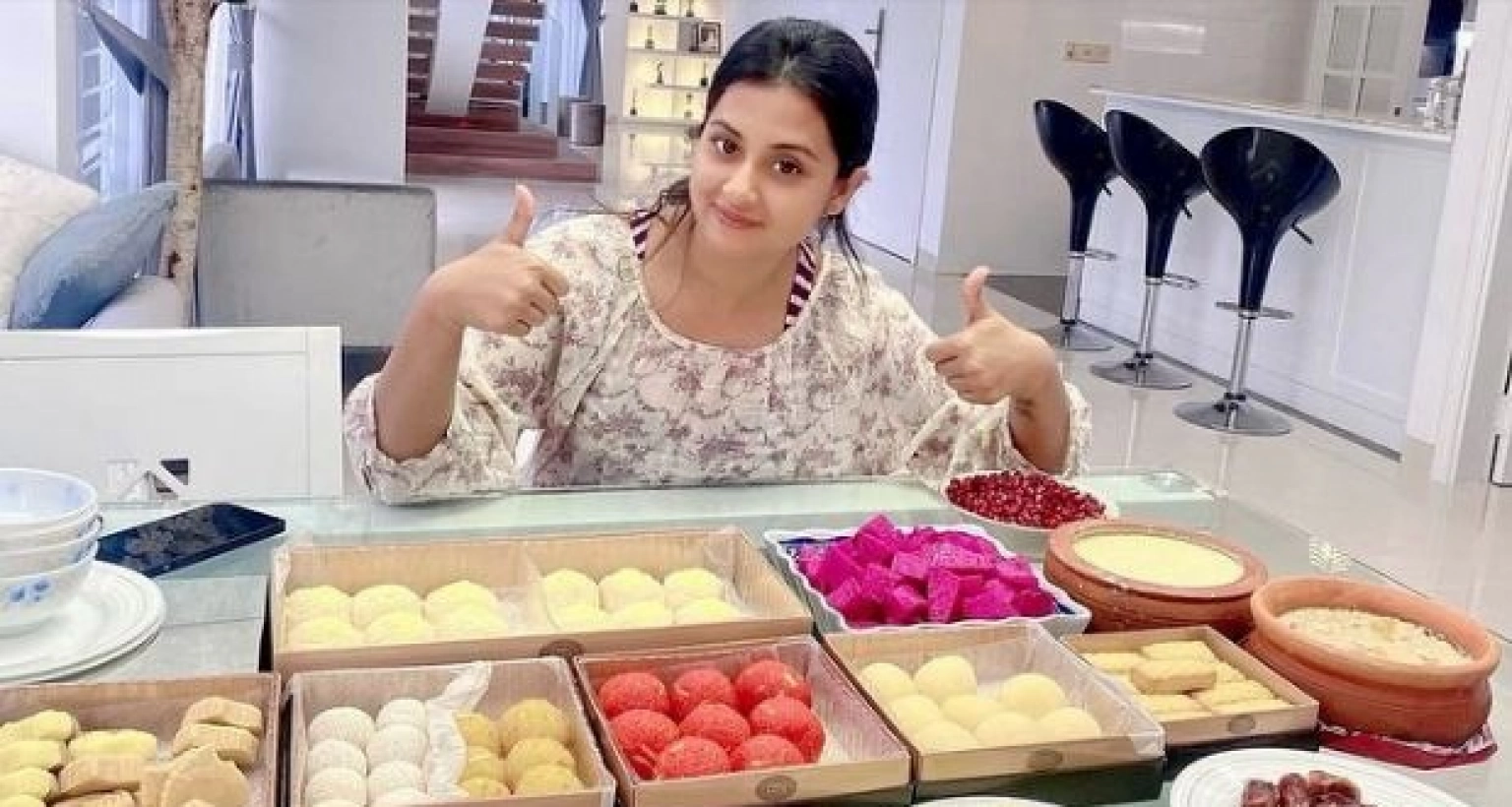 খাবার টেবিলে হরেক রকমের মিষ্টি, দই ও ফলমূল নিয়ে বুবলী লেখেন, ‘শুক্রবার কোনো ডায়েট নয়’