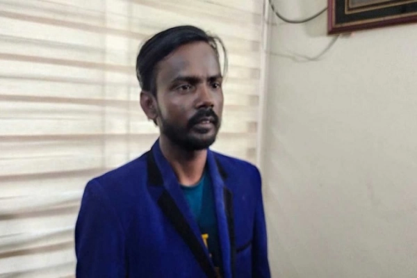 উপহারের গাড়ি আনতে গিয়ে মামলা খেলেন হিরো আলম