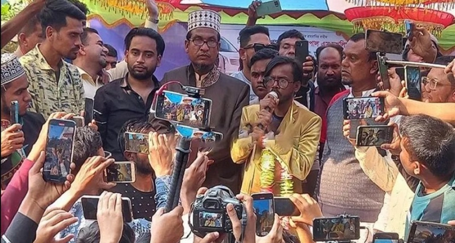 শিক্ষকের কাছ থেকে উপহারের গাড়ি নিয়ে যা বললেন হিরো আলম