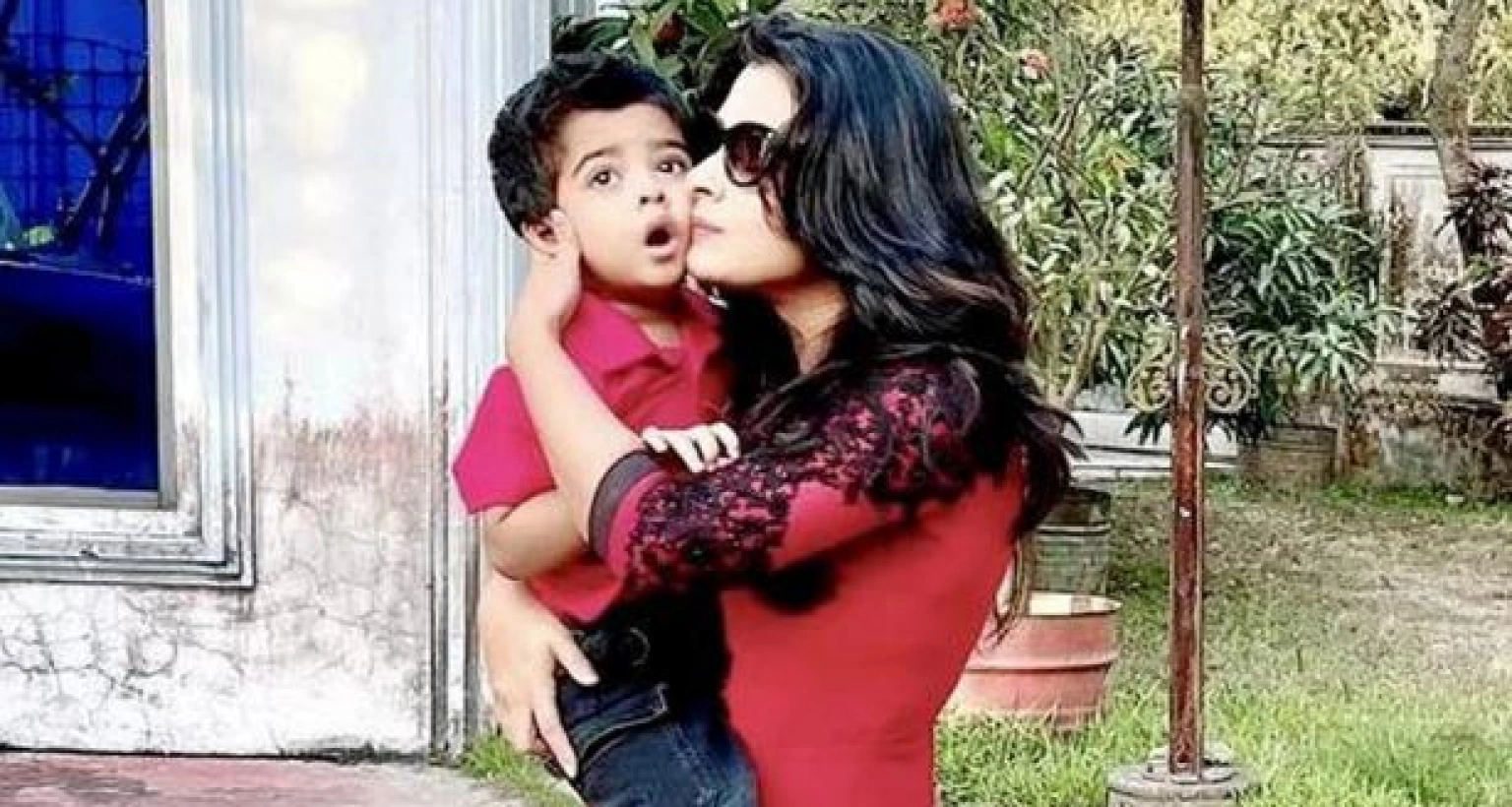 ছেলে শেহজাদকে নিয়ে শাকিবের বাড়িতে বুবলী