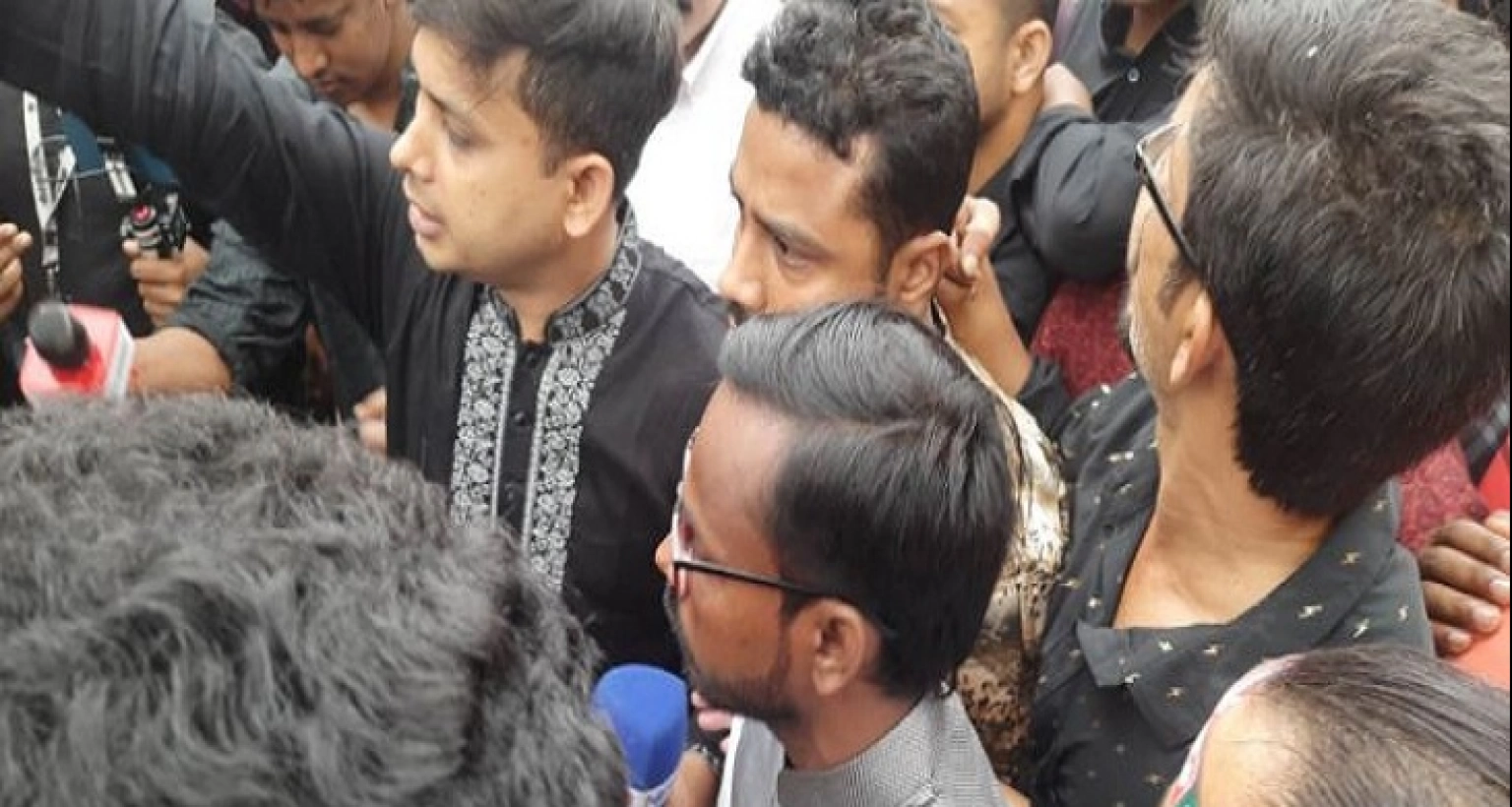 হিরো আলমের পুষ্পস্তবক অর্পণ কেন্দ্রীয় শহীদ মিনারে, ‘সেলফি ঝড়’