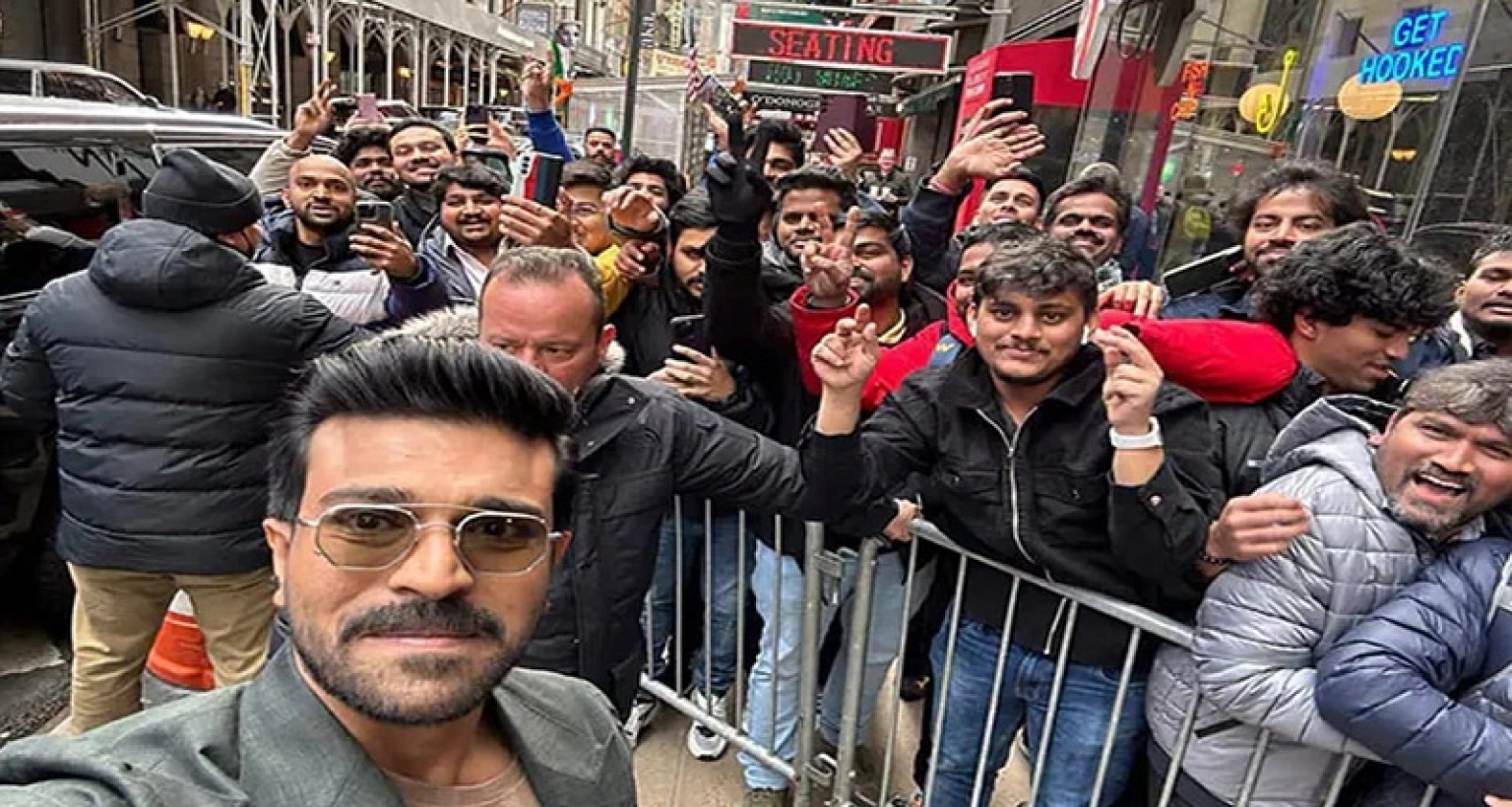 যুক্তরাষ্ট্রে হাসিমুখেই সেই আবদার মিটিয়েছেন রাম চরণ
