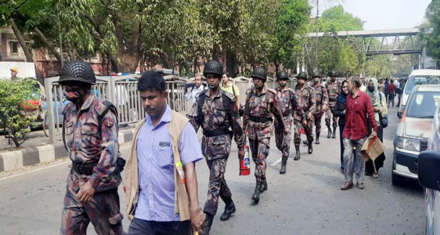 বঙ্গবাজারে অগ্নিকাণ্ড : নিরাপত্তায় বিজিবি মোতায়েন