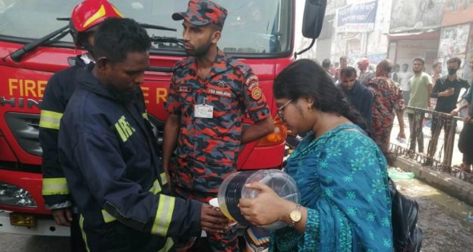 ‘আগুন নেভাতে পারছি না, তাই দমকলকর্মীদের তৃষ্ণা মেটাচ্ছি’