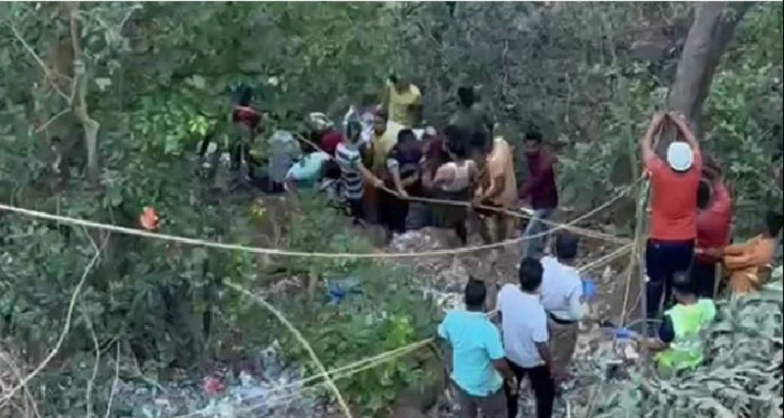 ভয়াবহ সড়ক দুর্ঘটনা, ১২ জনের মৃত্যু