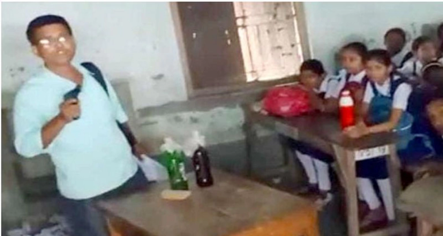  শিক্ষার্থীদের জিম্মি করে স্কুলে অস্ত্রধারীর হানা : অতঃপর...