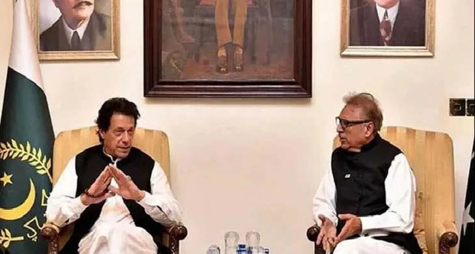 ইমরান খানের সঙ্গে বৈঠকে বসলেন পাকিস্তানের প্রেসিডেন্ট