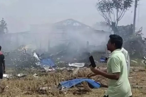 খাদিকুল গ্রামে বাজি কারখানায় ভয়াবহ বিস্ফোরণ, রাস্তায় পড়ে ছিন্নভিন্ন দেহ, ঘটনাস্থলে পুলিশ-দমকল