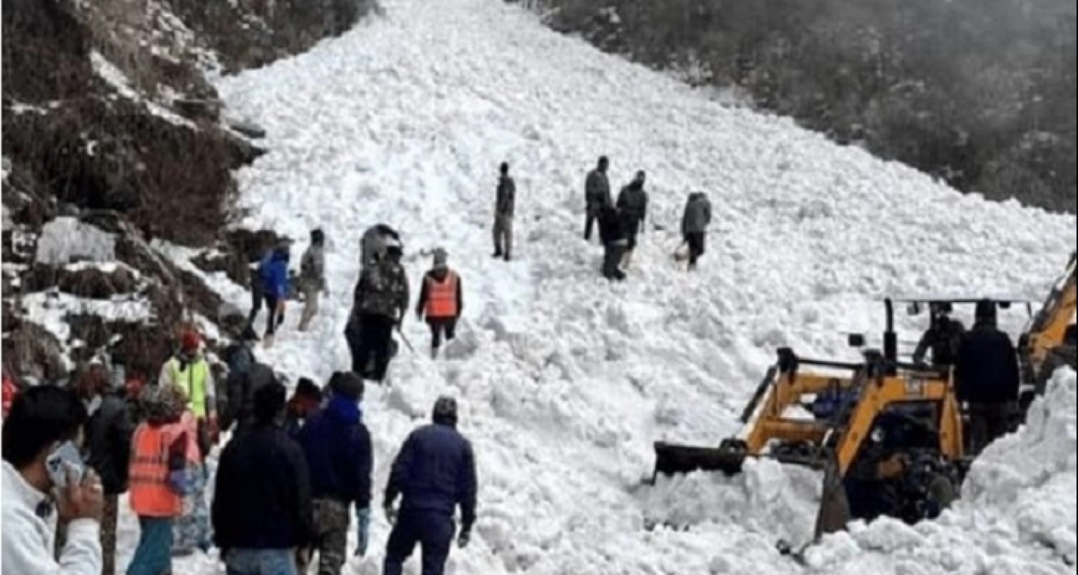 ১০ জন নিহত, খারাপ আবহাওয়ার কারণে উদ্ধার প্রচেষ্টা বাধাগ্রস্ত