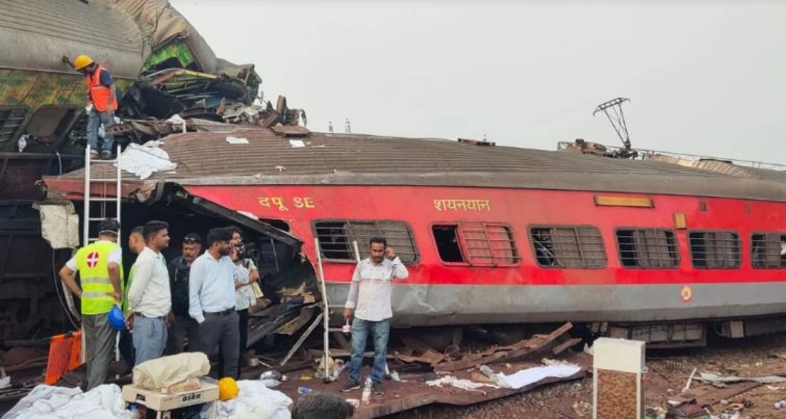 নিহতের সংখ্যা ২৩৩ পৌঁছেছে ভয়াবহ রেল দুর্ঘটনায় 
