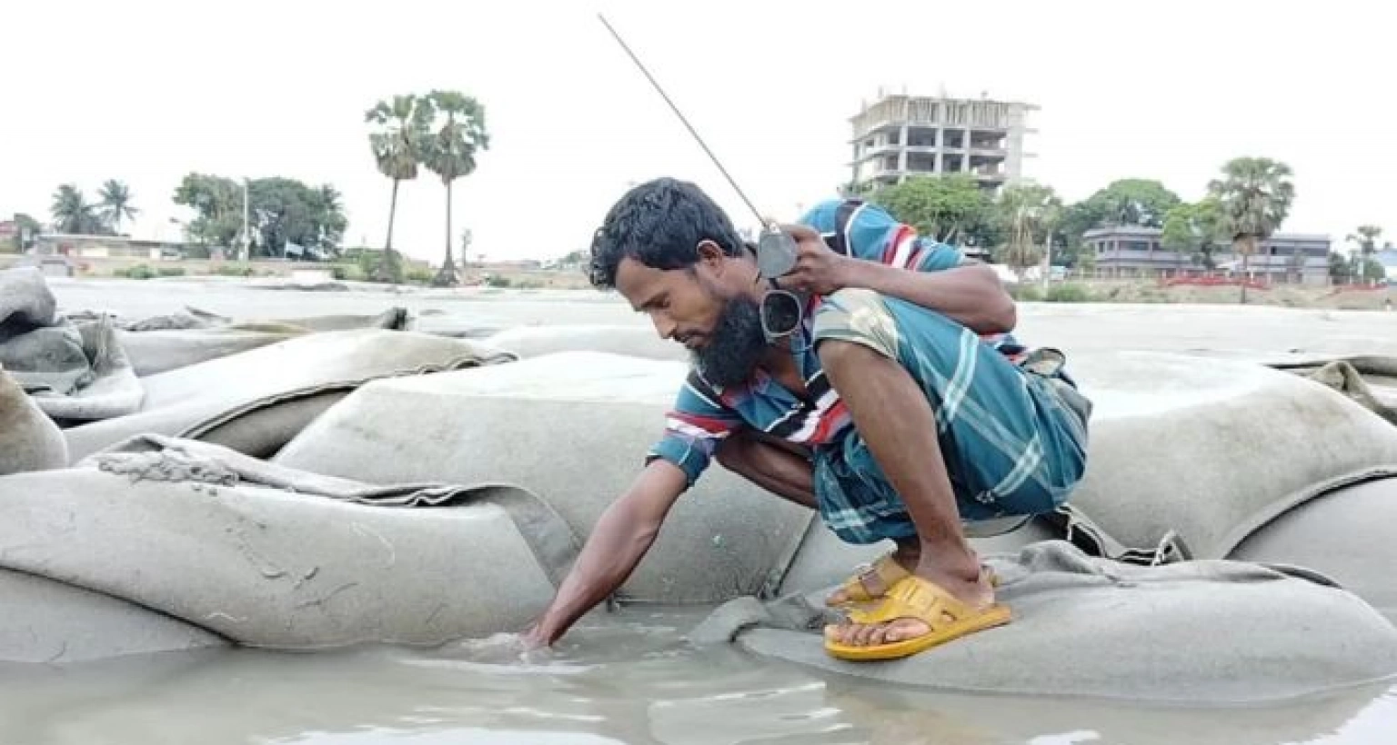 কুয়াকাটায় ভেসে আসছে সোনা-রূপার স্বর্ণালংকার, মোবাইলসহ দামি জিনিসপত্র