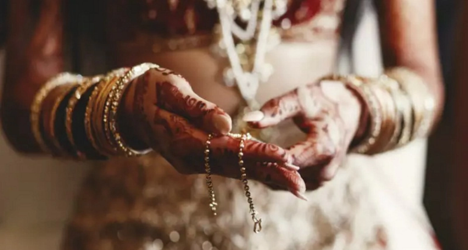 স্বামীর হাতে রাখি বেঁধে পালালেন তরুণী