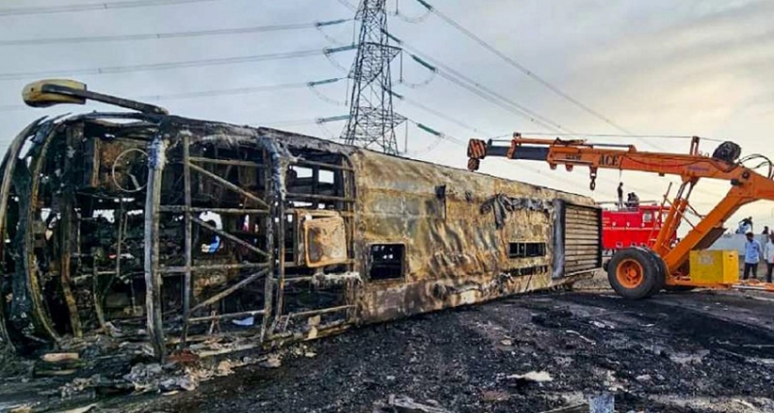 জ্বালানি ট্যাঙ্ক ফেটে বাসে ভয়াবহ আগুন, নিহত ২৫