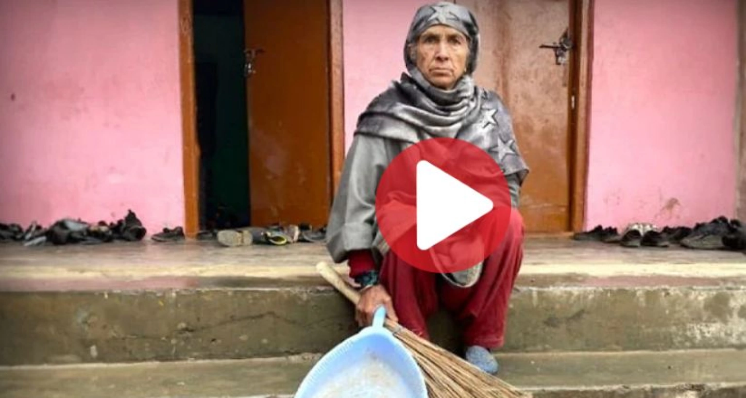 ৩০ বছর ধরে বেতন মাত্র ২৫ টাকা, তবুও কাজে ফাঁকি নেই মহিলার!