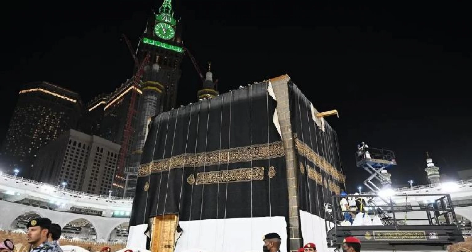 পরিবর্তন করা হয়েছে পবিত্র কাবা শরীফের গিলাফ