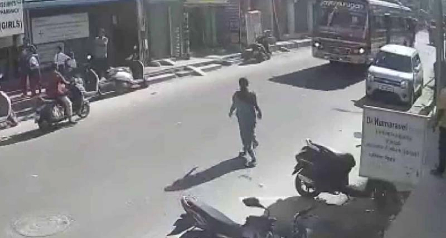 ক্ষতিপূরণের আশায় চলন্ত বাসের সামনে ঝাঁপিয়ে মহিলার মৃত্যু (ভিডিওসহ) 