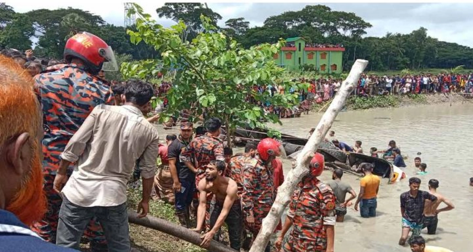 যাত্রীবাহী বাস পুকুরে, ১৪ জনের মৃত্যু