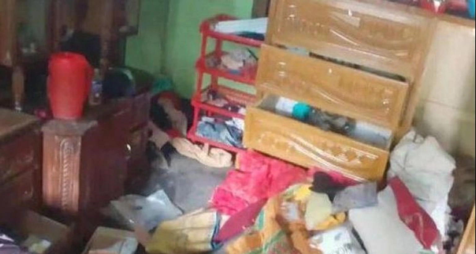 চুরি করতে এসে ঘরে কিছু না পেয়ে উল্টো টাকা রেখে গেল চোর!